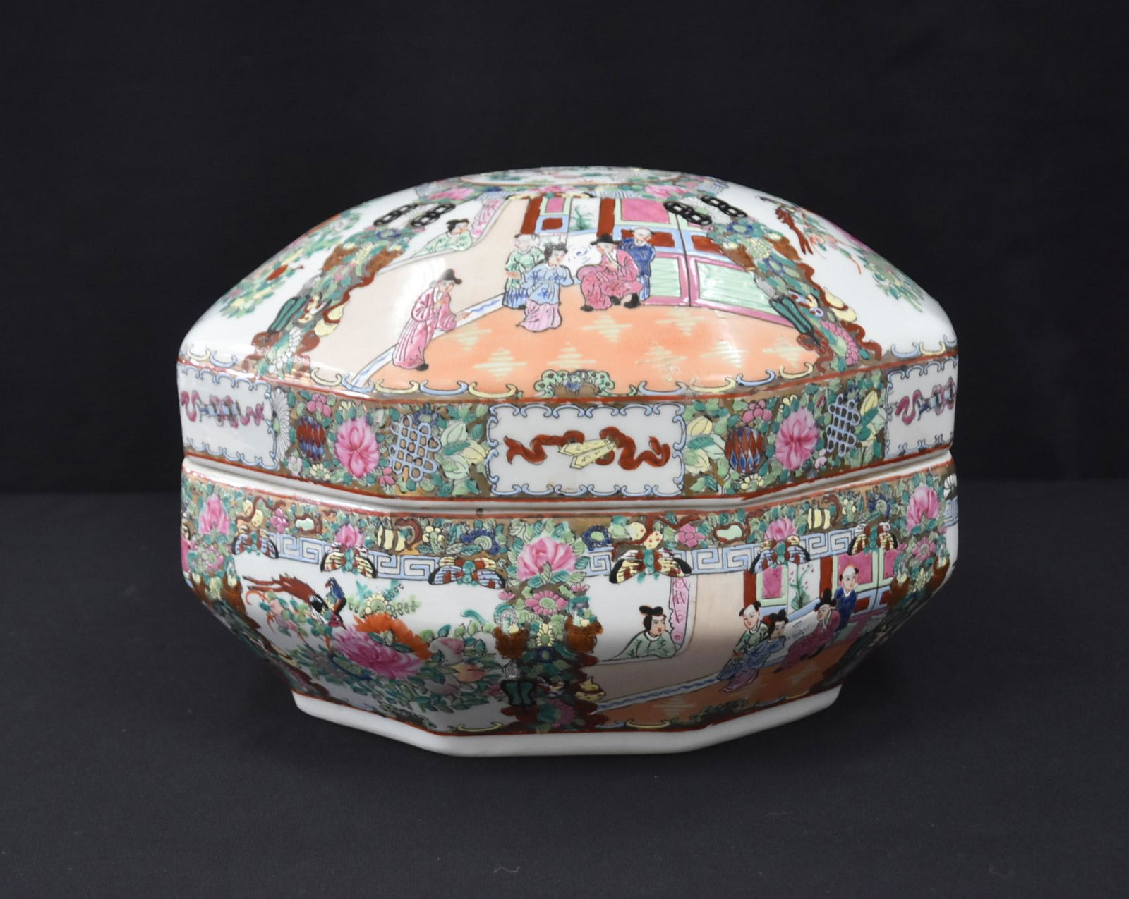 CONTEMPORARY CHINESE PORCELAIN WEDDING BOX (1 of 17)