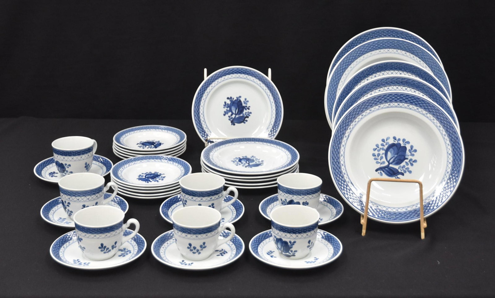 ROYAL COPENHAGEN FAJENCE CHINA DINNER SET (1 of 16)