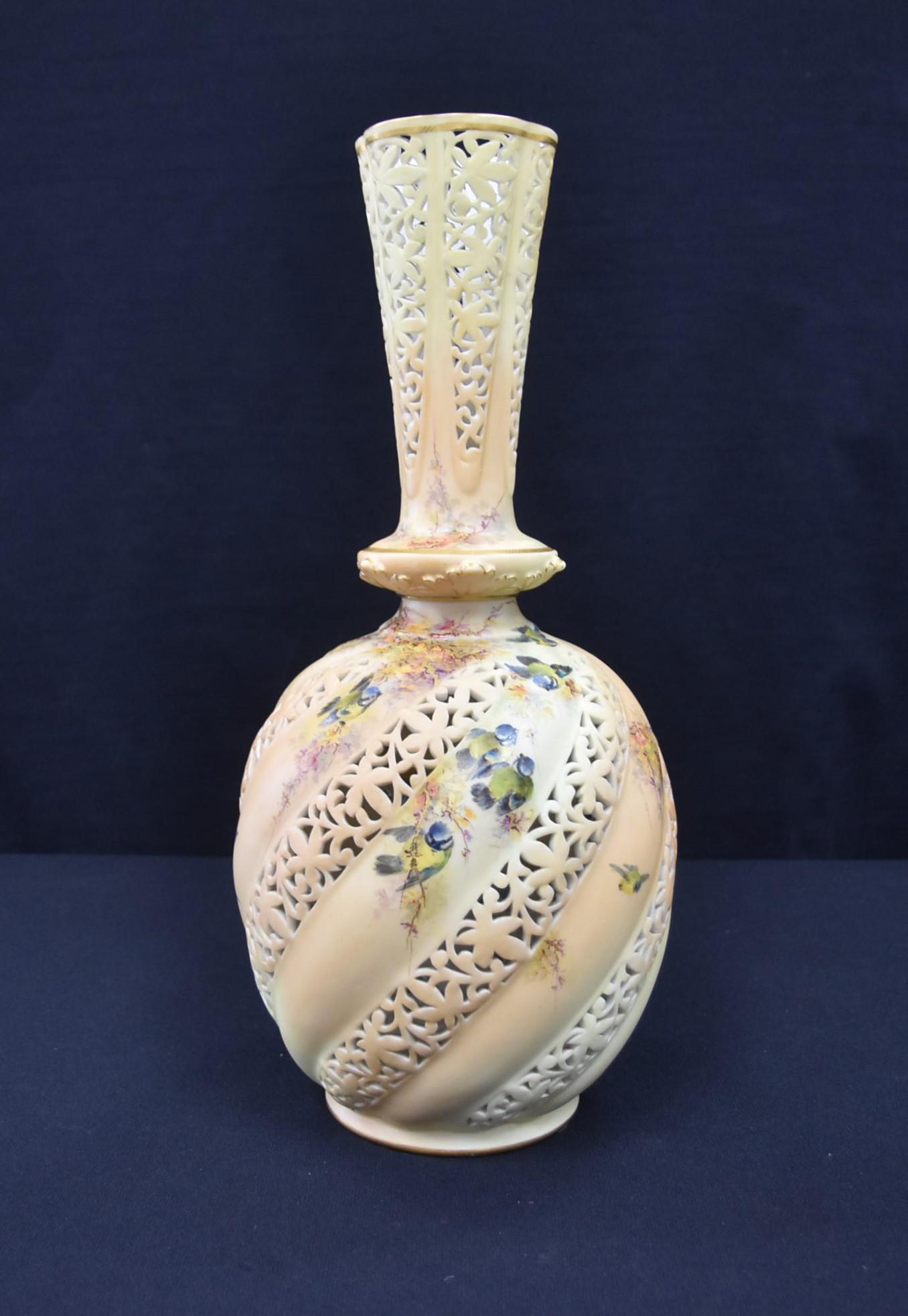 ROYAL WORCESTER GRAINGER & Co. RETICULATED VASE (1 of 18)