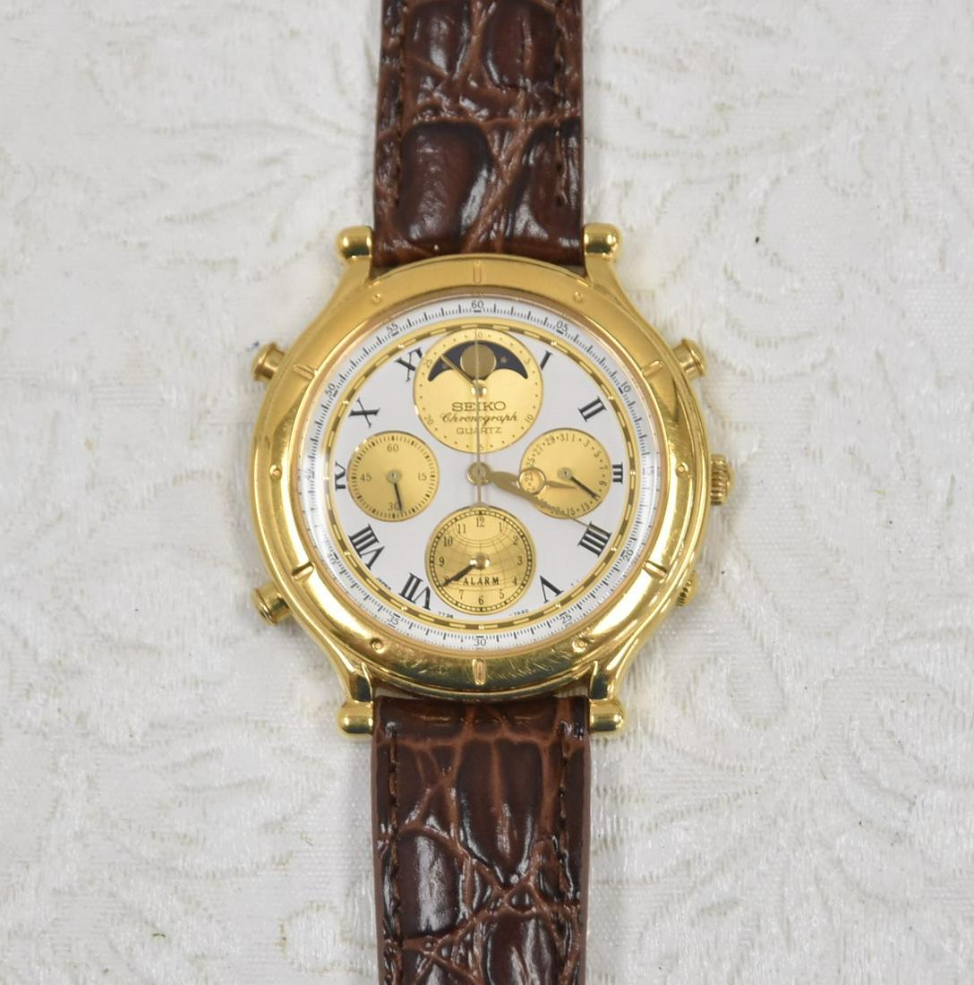 SEIKO CHRONOGRAPH WATCH: MENS SEIKO CHRONOGRAPH WRISTWATCH WITH LEATHER BAND - 1 1/2" x 9"