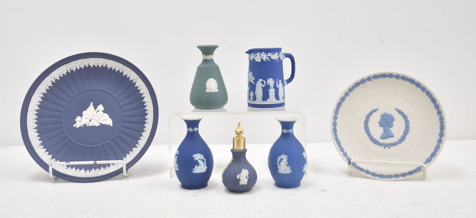 WEDGWOOD JASPERWARE ENGLAND LOT CONSISTING OF: (2) WEDGWOOD COLLECTORS PLATES INCLUDING QUEEN ELIZABETH / (3) WEDGWOOD VASES / WEDGWOOC CREAMER / WEDGWOOD PERFUME - LARGEST PLATE IS 10 1/4" ; LARGEST PIECE IS 4 1/2' x 4"