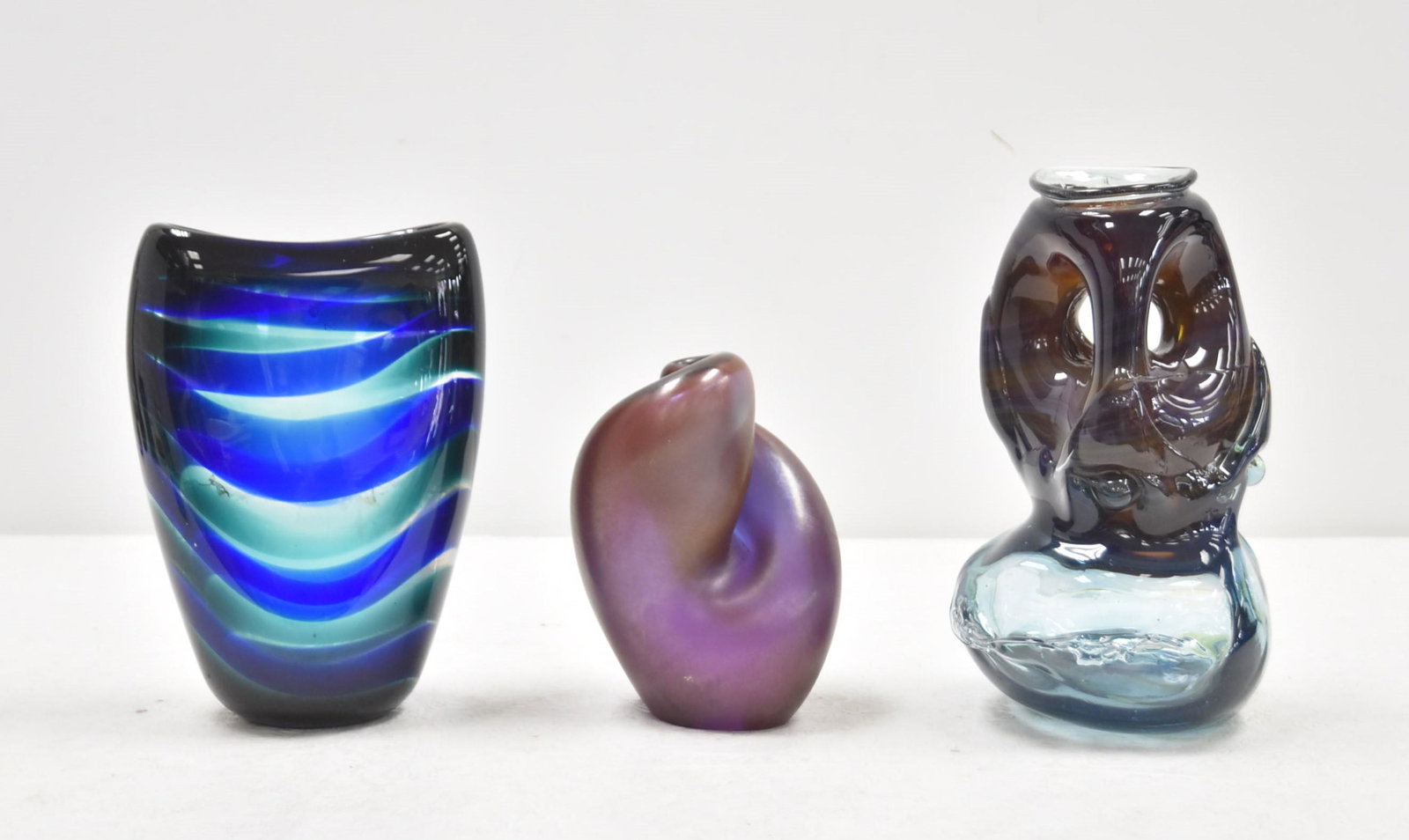 (3) SIGNED STUDIO ART GLASS PIECES: PETER BRAMHALL STUDIO ART GLASS SCULPTURAL VASE , SIGNED P BRAMHALL / SWIRL ART GLASSSCULPTURE , SIGNED / MURANO ART GLASS VASE - 5 1/2" x 9 1/2"