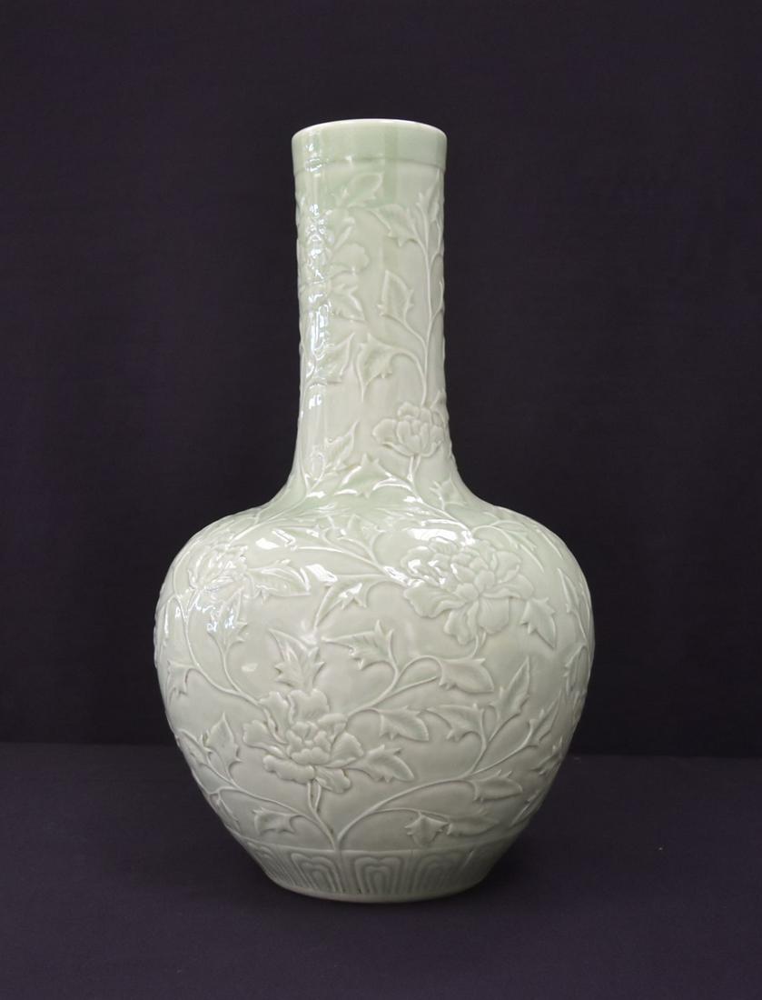 LARGE CHINESE CELEDON PORCELAIN VASE (1 of 12)