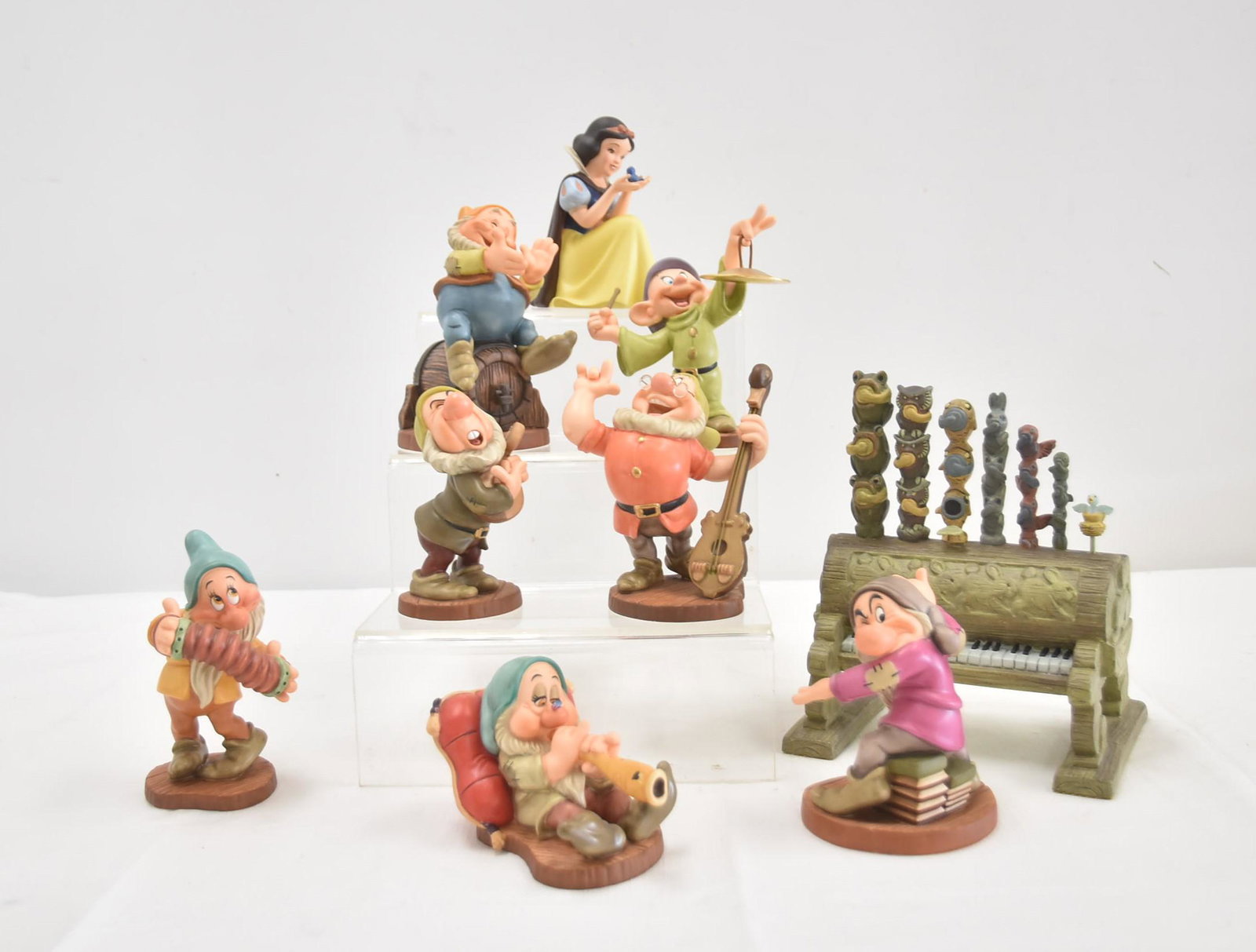 (9)pc SNOW WHITE & 7 DWARFS PORCELAIN FIGURINES: (9)pc WDCC WALT DISNEY SNOW WHITE AND THE SEVEN DWARFS PORCELAIN FIGURINES INCLUDING SNOW WHITE WONT YOU SMILE FOR ME / HAPPY THATS ME / HUMPH / PIPE ORGAN / AW SHUCKS / CHEERFULL LEADER / AH CHOO / D