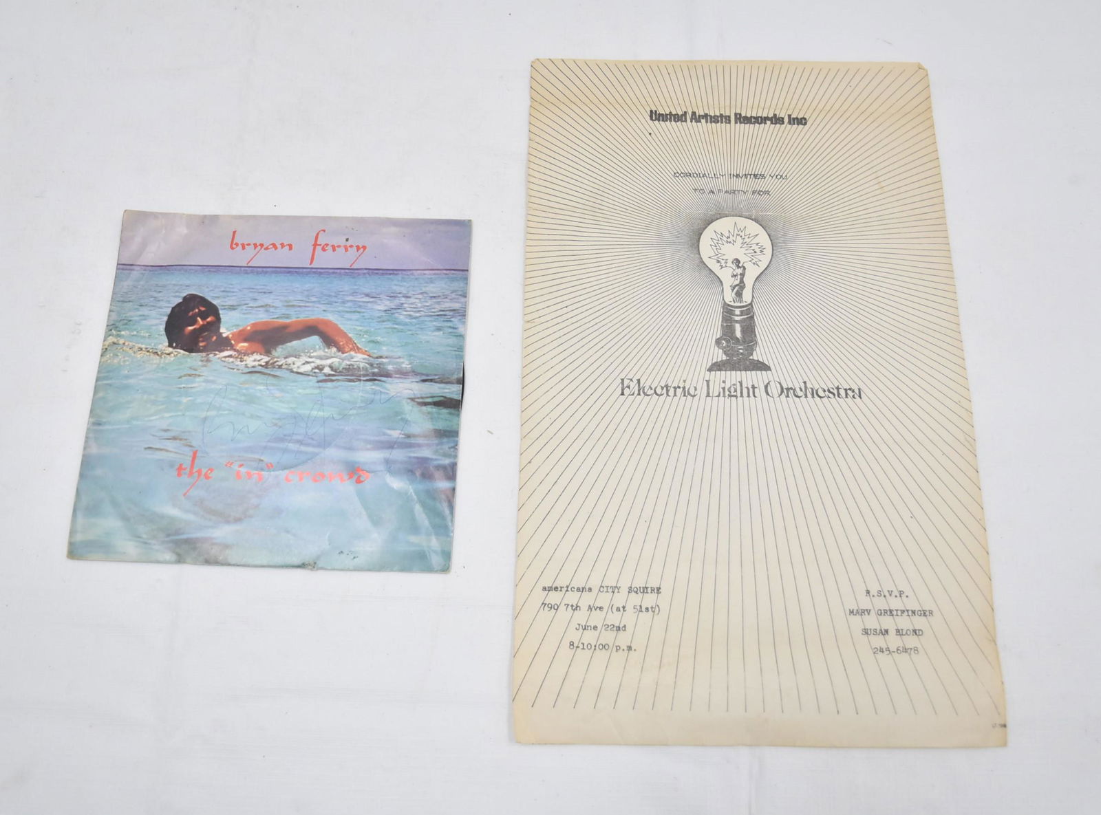 (2)pc MUSICIAN AUTOGRAPHED LOT: (ELO) ELECTRIC LIGHT ORCHESTRA AUTOGRAPHED INVITATION BY UNITED ARTISTS RECORDS SIGNED BY (5) MEMBERS OF THE BAND INCLUDING MANFRED MANN , SINGER OF BLINDED BY THE LIGHT / BRYAN FERRY AUTOGRAPHED 78 R