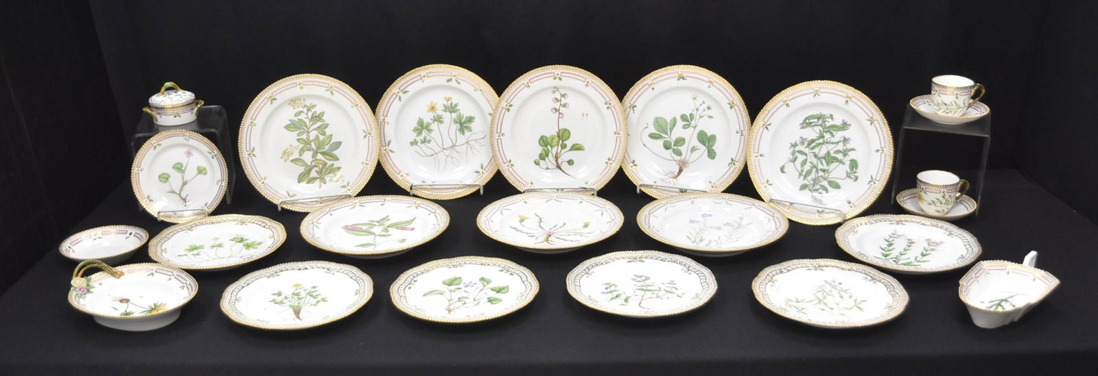 ROYAL COPENHAGEN "FLORA DANICA" DINNER SERVICE (1 of 20)