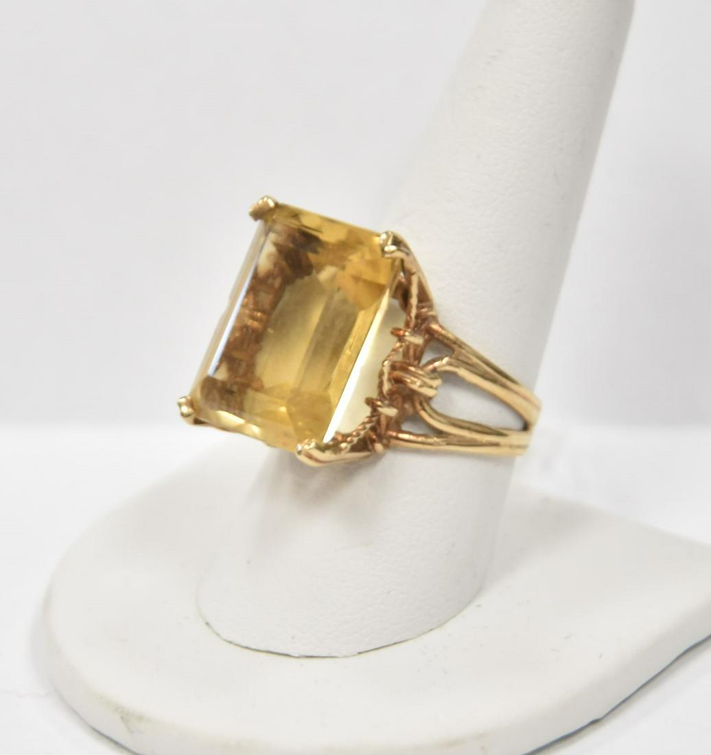 14kt GOLD & TOPAZ RING - SIZE 9 1/2: 14kt GOLD & TOPAZ RING - 10.58grams ; SIZE 9 1/2