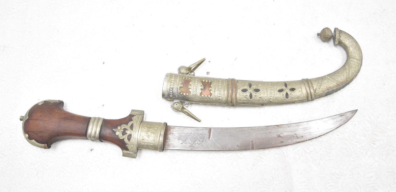 VINTAGE MIDDLE EASTERN DAGGER & SHEATH (1 of 12)
