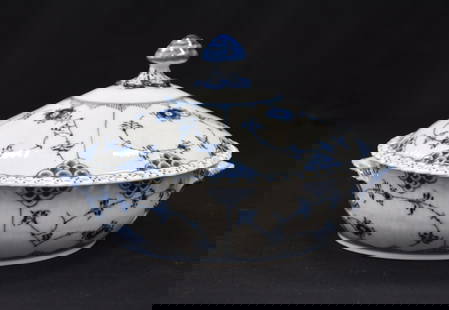 ROYAL COPENHAGEN BLUE FLUTED TUREEN: ROYAL COPENHAGEN BLUE FLUTED FULL LACE COVERED TUREEN - 8" x 6 1/2"