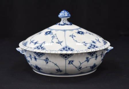 ROYAL COPENHAGEN BLUE FLUTED TUREEN: ROYAL COPENHAGEN BLUE FLUTED FULL LACE COVERED TUREEN - 8" x 6 1/2"