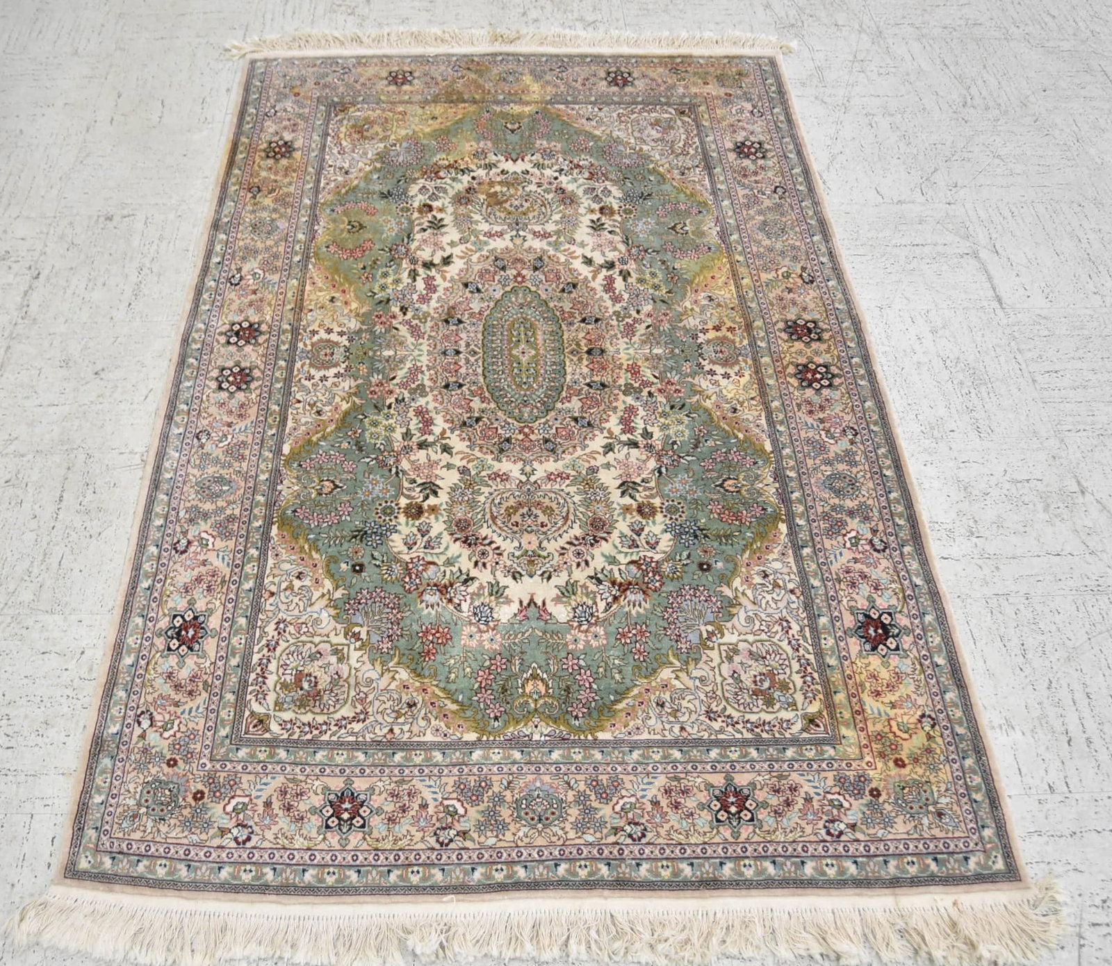 4' x 6' PERSIAN CARPET: 4' x 6' PERSIAN RUG ; ACTUAL SIZE 4' x 6' 3" (SOME STAINS)