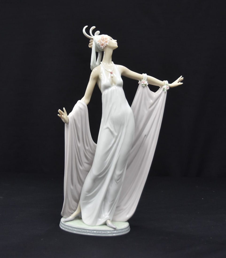 LLADRÓ "GRAND DAME" ART DECO WOMAN: LLADRÓ MODEL 1568 , "GRAND DAME" ART DECO WOMAN , Spanish Name: Dama Solemne , Sculptor: José Puche , ISSUED 1987 , RETIRED 2000 - 9 1/2" x 3" x 13 1/2"