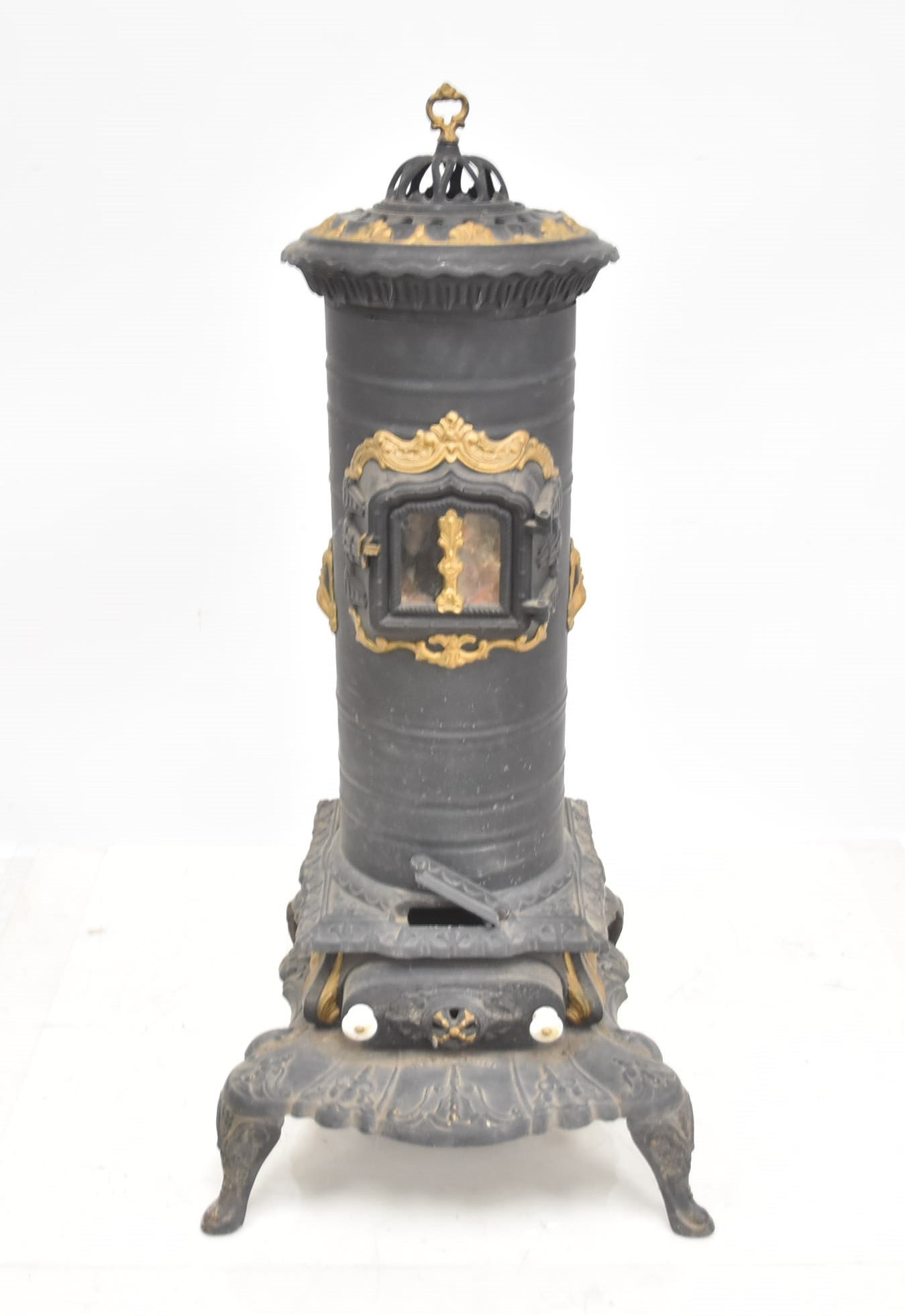 ANTIQUE LEHIGH WOOD BURNING STOVE: LEHIGH STOVE & MANUFACTURING Co. CAST IRON WOOD BURNING STOVE ; LEHIGHTON , PA ; CAST IRON STOVE - 18" x 20" x 37"