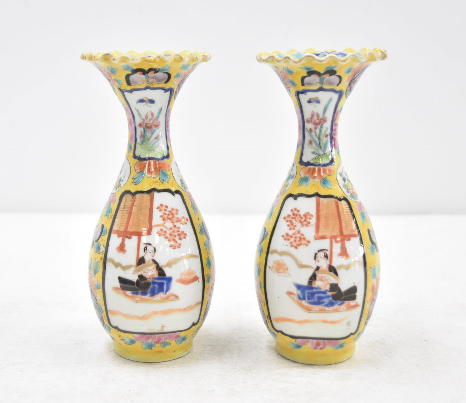 (Pr) JAPANESE RUFFLED RIM CABINET VASES (1 of 13)