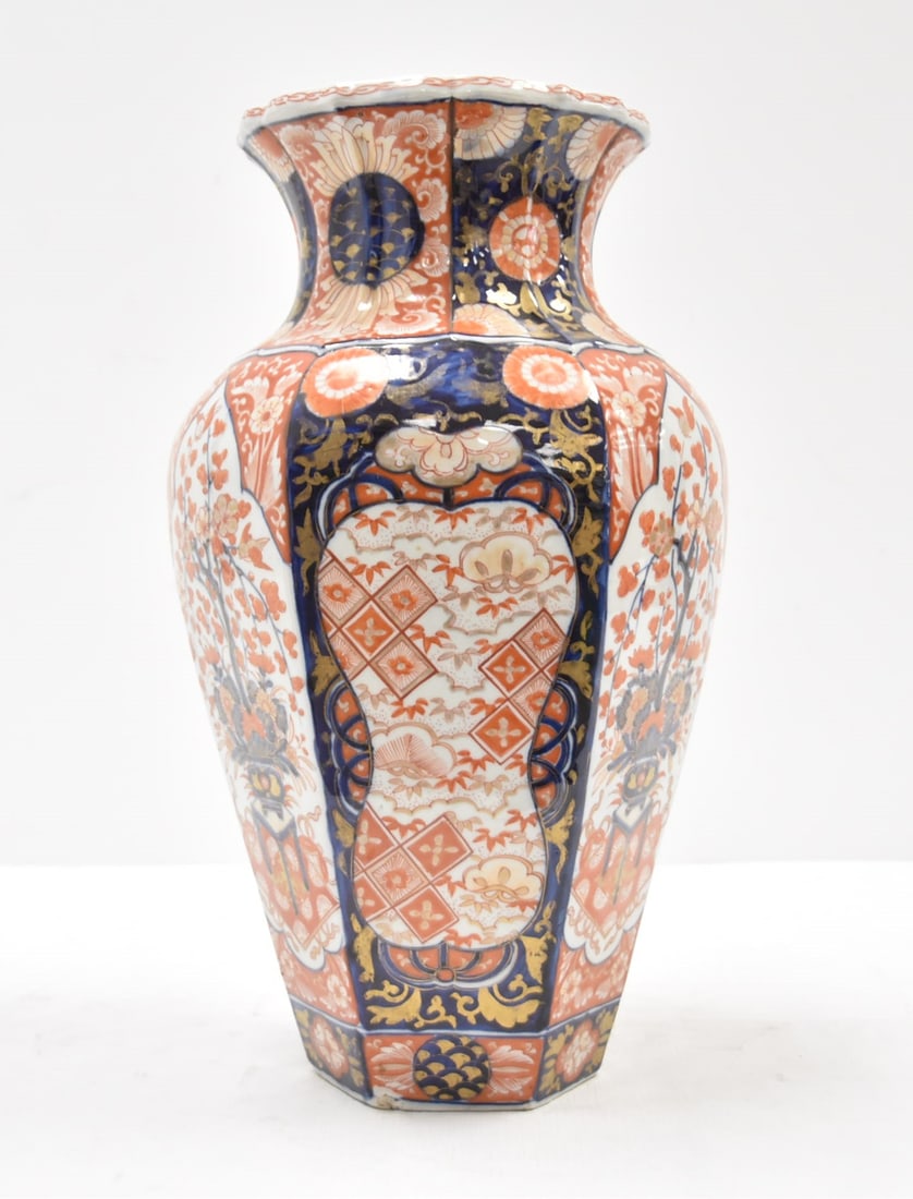 LARGE JAPANESE IMARI PORCELAIN VASE (1 of 16)