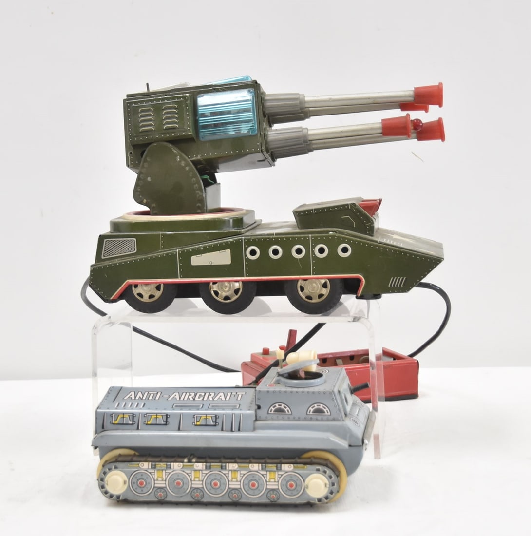 (2) VINTAGE TIN LITHOGRAPHED TOY TANKS (1 of 12)