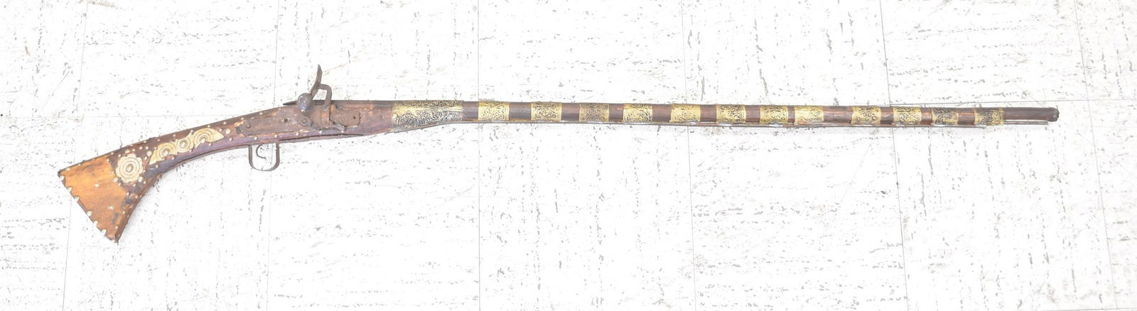 19thC MIDDLE EASTERN MIQUELET FLINT LOCK RIFLE: 19thC ISLAMIC OTTOMAN MIQUELET LONG MUSKET WITH BONE INLAID DESIGNS - 5" x 58" (HAS OVERALL LOSS)