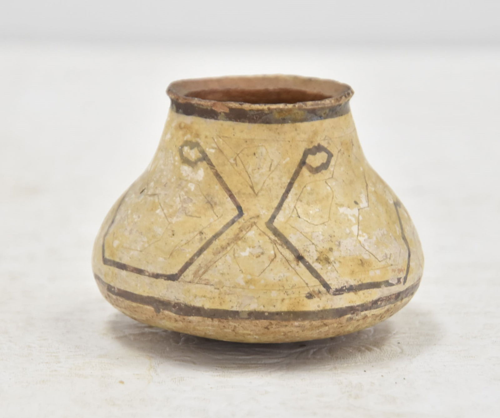 NATIVE AMERICAN POTTERY VASE (1 of 7)
