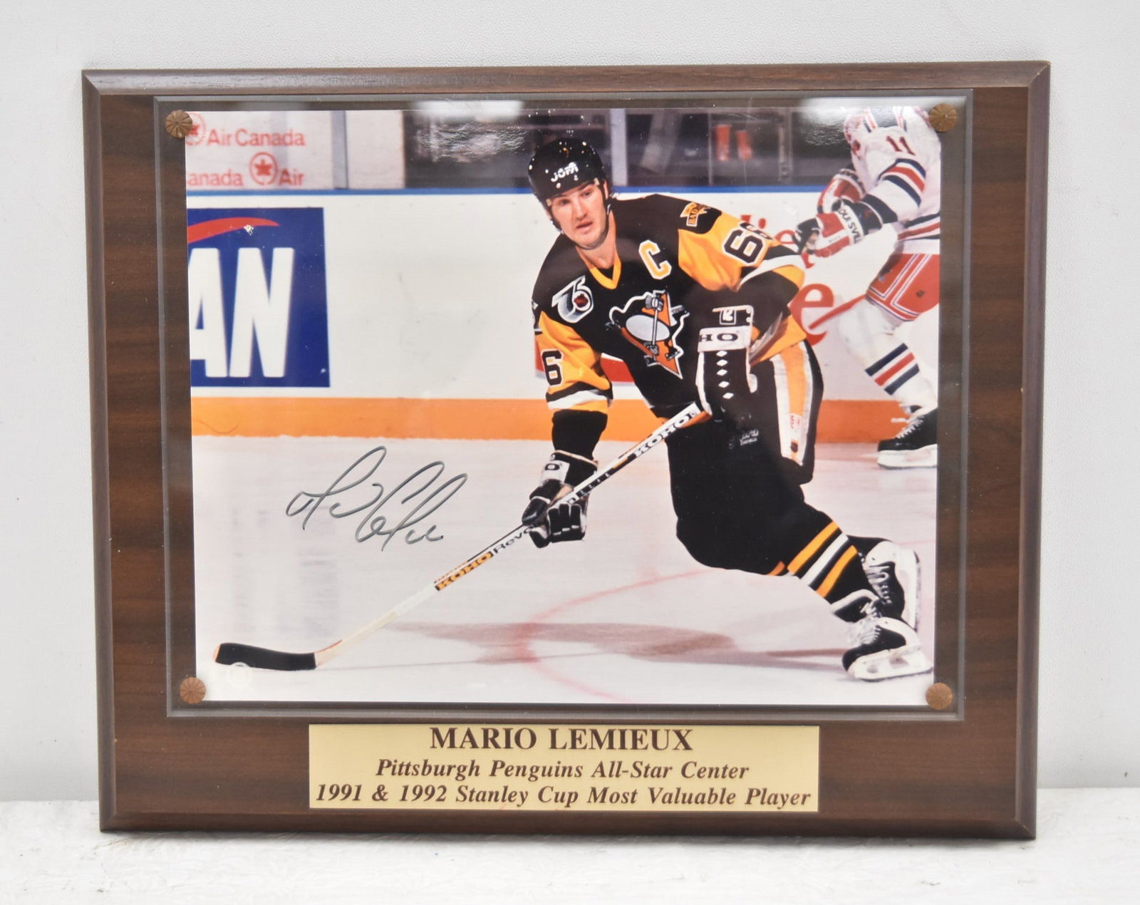 MARIO LEMIEUX AUTOGRAPHED PHOTO PLAQUE: MARIO LEMIEUX PITTSBURGH PENGUINS SIGNED 8' x 10' PHOTO - 11" x 13" ; WITH STACKS OF PLAQUE STICKER