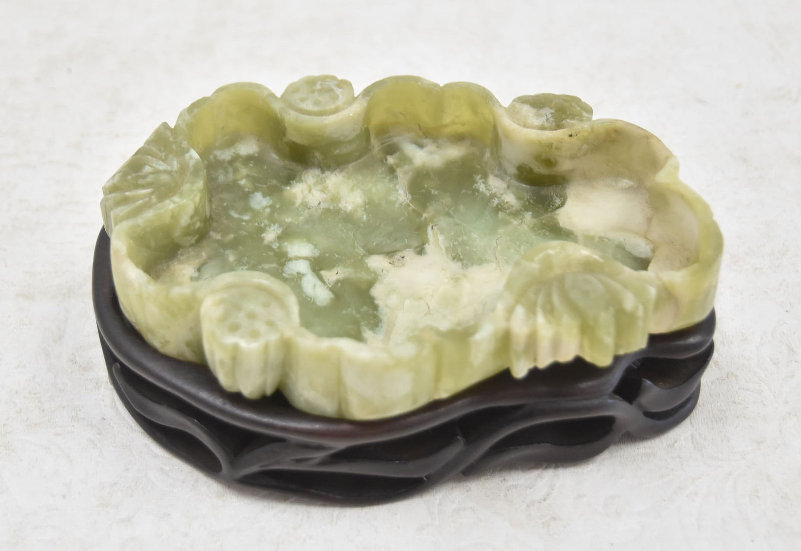 CHINESE JADE DISH ON STAND (1 of 12)