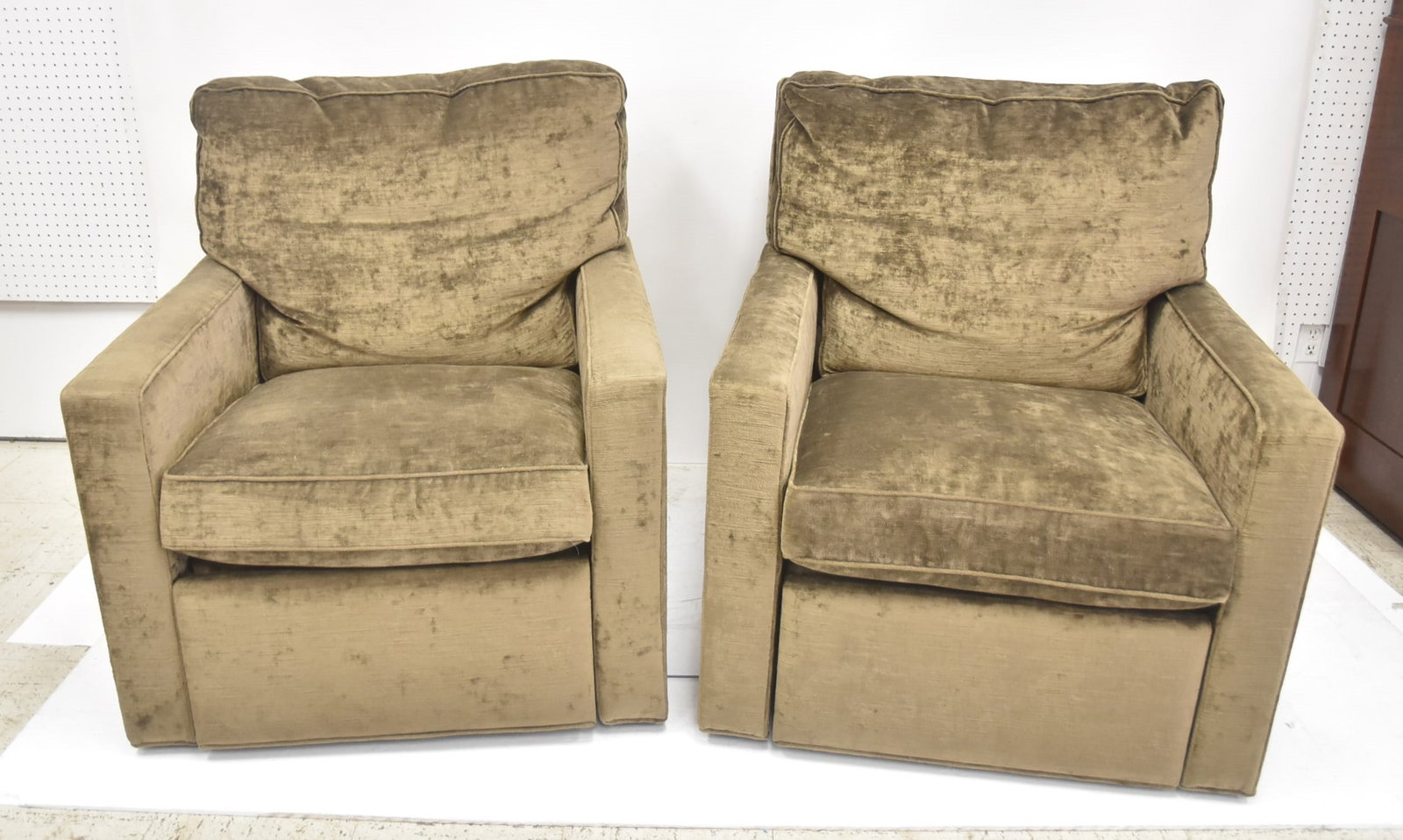 (Pr) AVERY BOARDMAN OLIVE RECLINERS: (Pr) OLIVE GREEN CHENILLE VELVET UPHOLSTERED SWIVEL RECLINERS BY AVERY BOARDMAN , NEW YORK CITY - 34" x 39" x 37" ; WITH AVERY BOARDMAN NYC LABEL (LIKE NEW CONDITION)