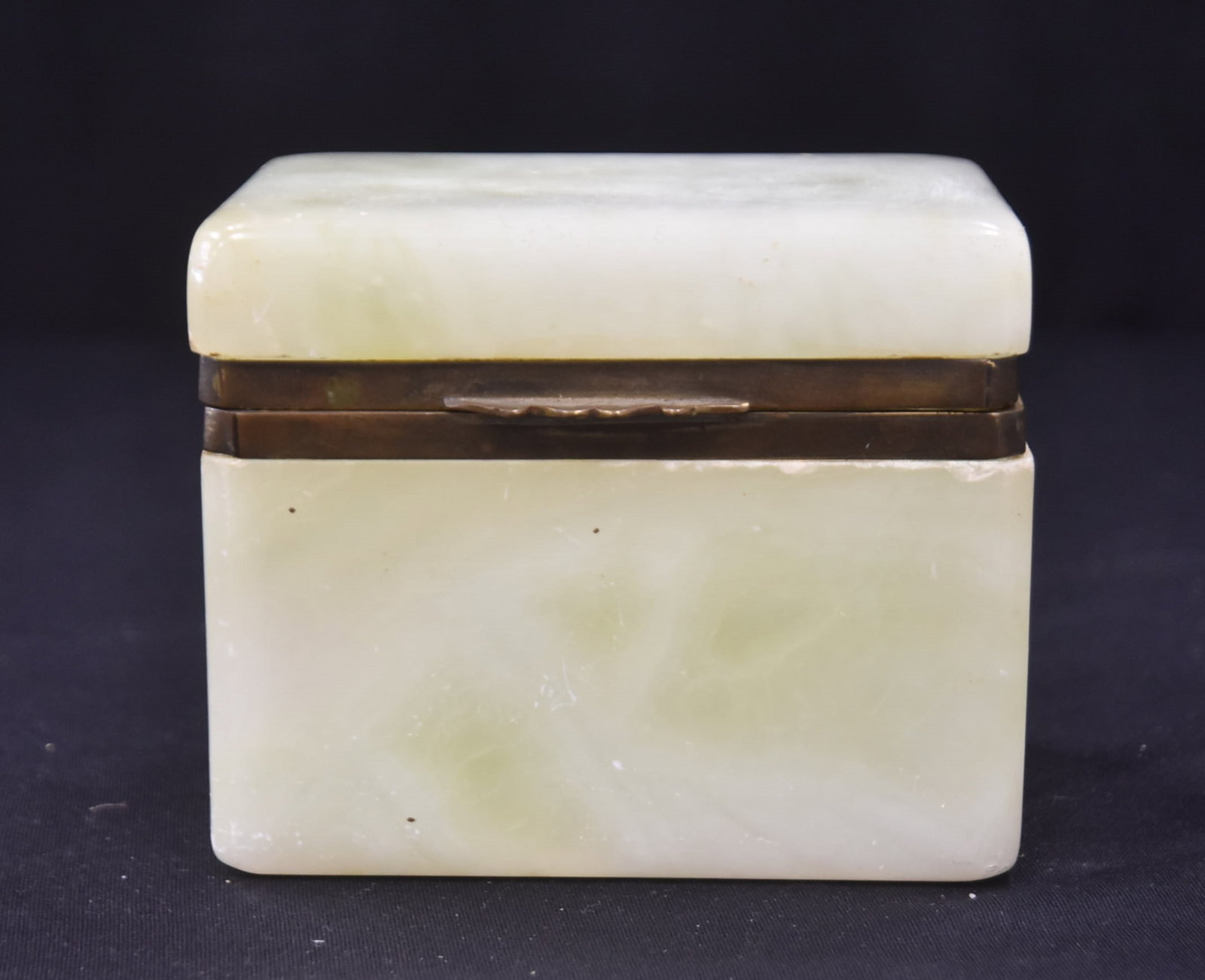 ONYX DRESSER BOX: ANTIQUE ONYX DRESSER BOX - 5" x 3 1/2" x 4 1/2"