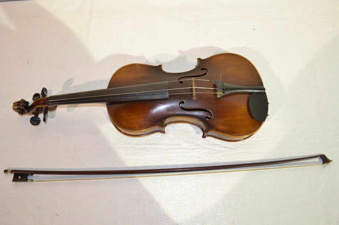 VIOLIN WITH BOW: VIOLIN WITH BOW