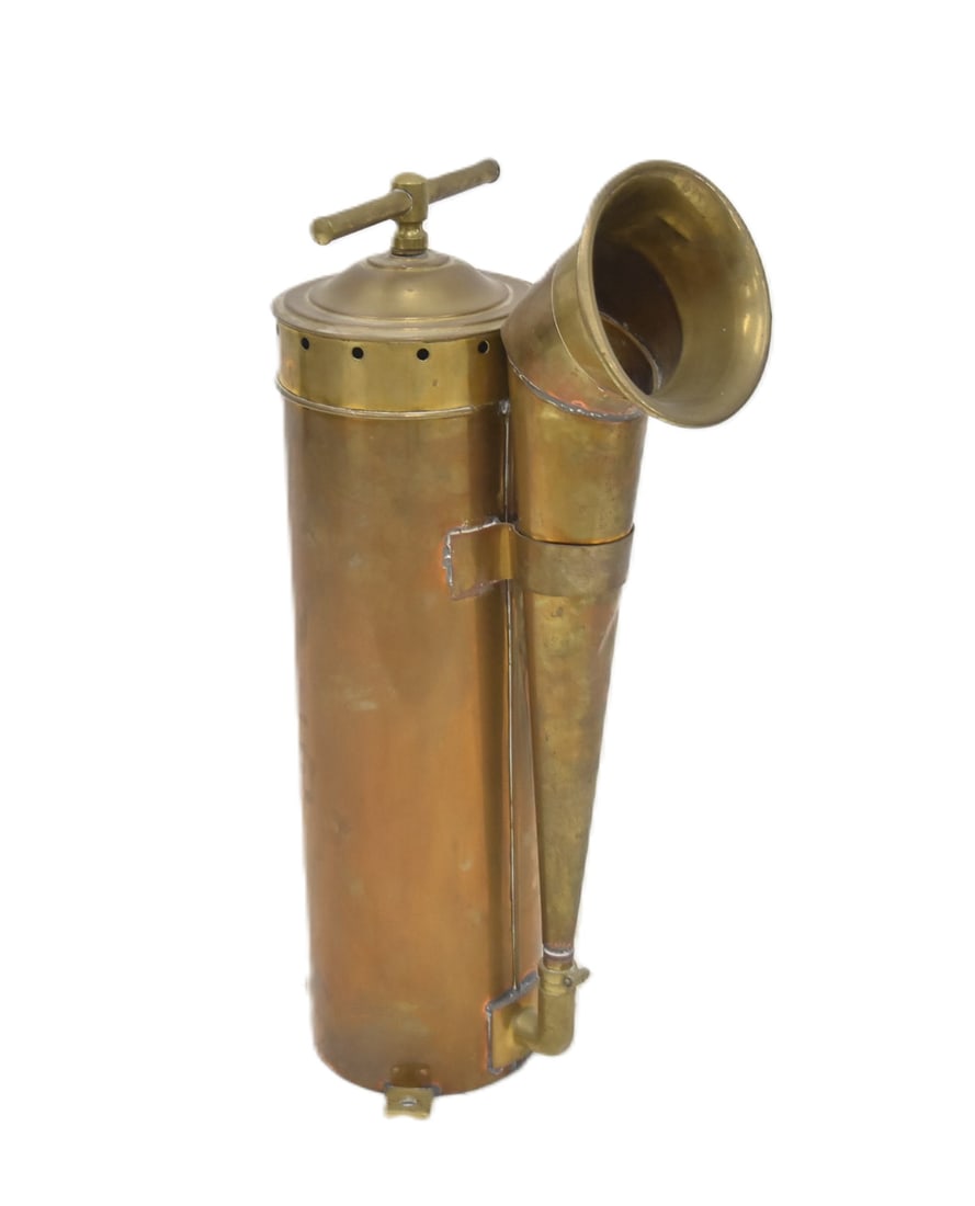 VINTAGE BRASS SHIP'S FOGHORN: VINTAGE BRASS SHIP'S HORN FOGHORN Brass foghorn in the style of a Royal Navy model foghorn - 12 1/2" x 8 1/2" x 32"