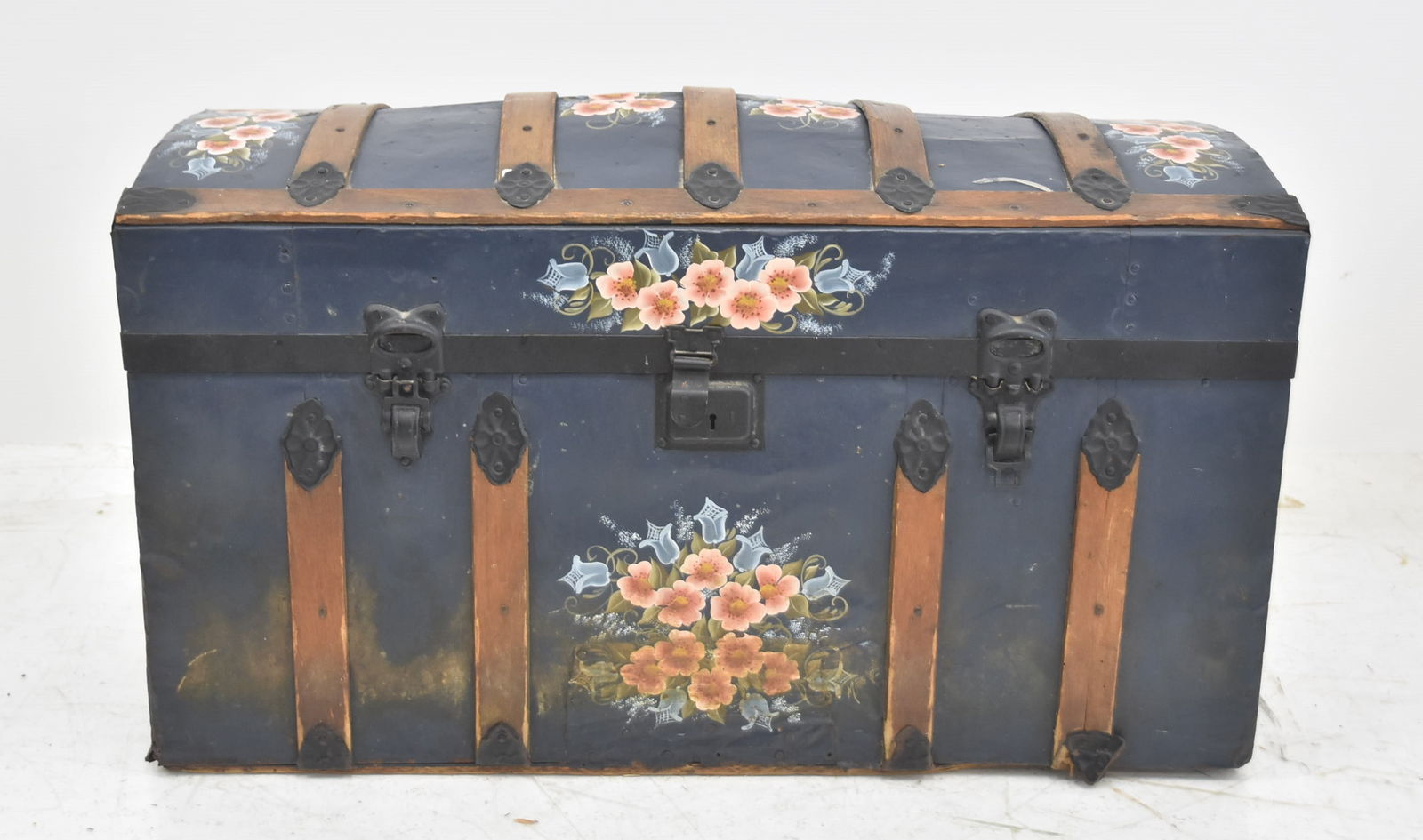 PAINT DECORATED STEAMER TRUNK: TIN MOUNTED STEAMER TRUNK WITH HAND PAINTED FLOWERS & FABRIC INTERIOR - 30" x 15" x 17"