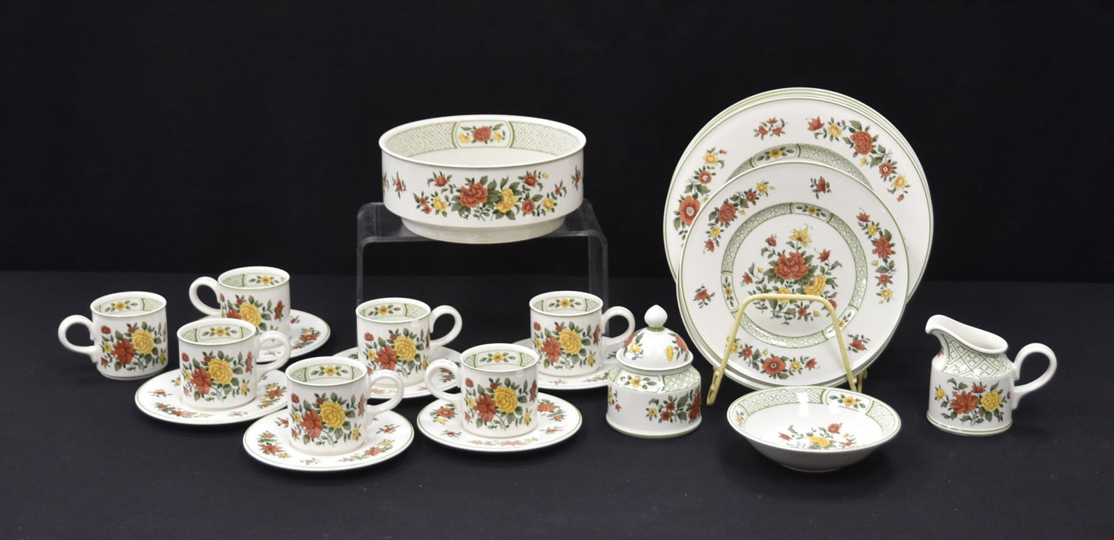 VILLEROY & BOCH "SUMMERDAY" CHINA DINNER SERVICE: SUMMERDAY" PATTERN BY VILLEROY & BOCH CHINA DINNER SERVICE CONSISTING OF (4) DINNER PLATES, (7) LUNCHEON PLATES , (6) SAUCERS , (7) CUPS , SUGAR , CREAMER , SMALL BOWL & LARGE BOWL (FEW CHIPS & SCRATC
