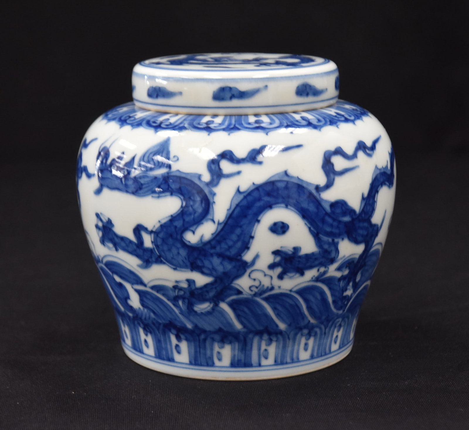 CONTEMPORARY MING STYLE BLUE & WHITE JAR: CONTEMPORARY MING DYNASTY STYLE BLUE & WHITE PORCELAIN COVERED JAR - 5" x 4 3/4"