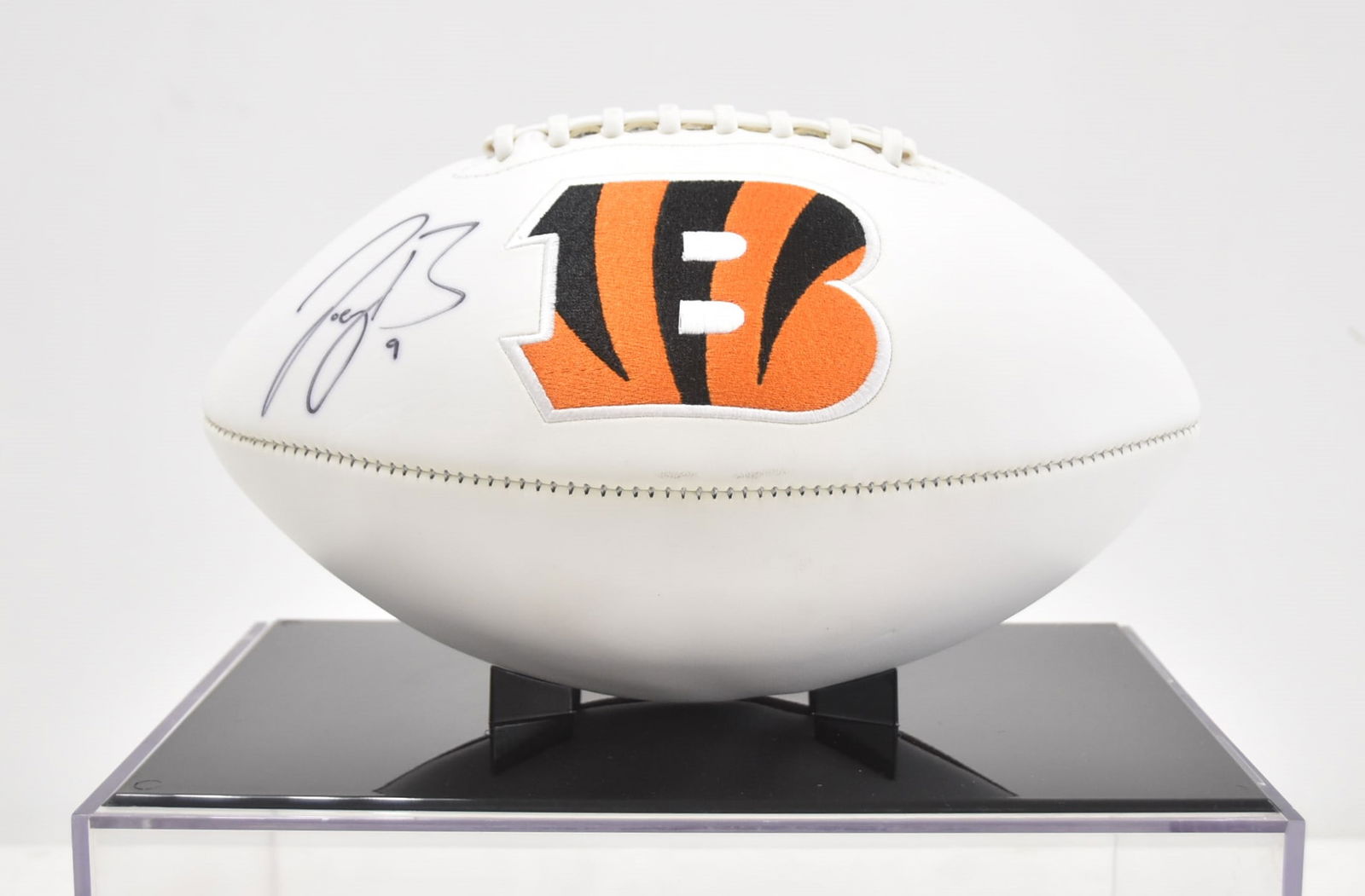 JOE BURROW SIGNED CINCINNATI BENGALS FOOTBALL (1 of 17)