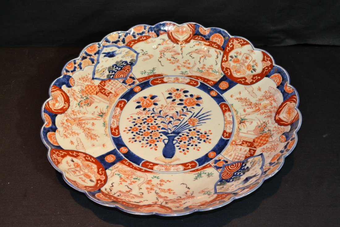 LARGE ANTIQUE IMARI CHARGER WITH FLOWERS - 22" D: LARGE ANTIQUE IMARI CHARGER WITH FLOWERS - 22" D