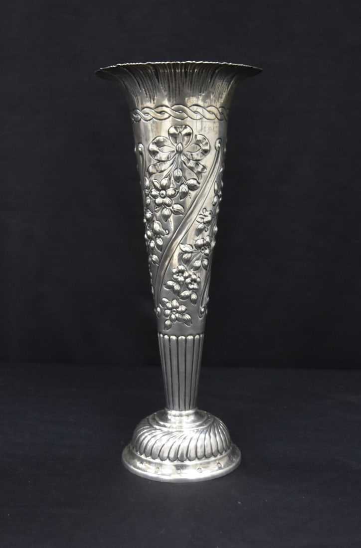 TIFFANY & Co. STERLING SILVER TRUMPET VASE (1 of 13)
