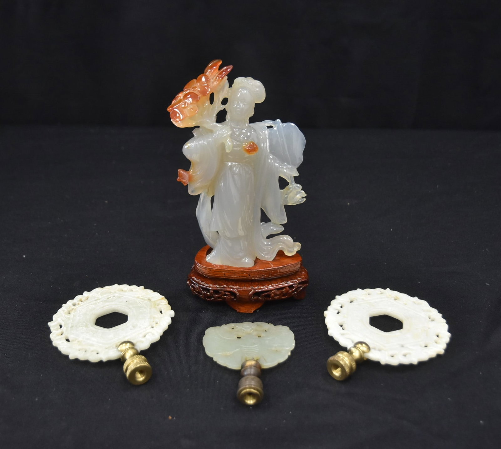 SERPENTINE CARVED FIGURE OF GEISHA / (3) MEDALLION: CHINESE SERPENTINE HARD STONE CARVING OF GEISHA GIRL - 3 1/2" x 5" WITHOUT BASE / (3) CARVED HARDSTONE MEDALLIONS - LARGEST IS 3"