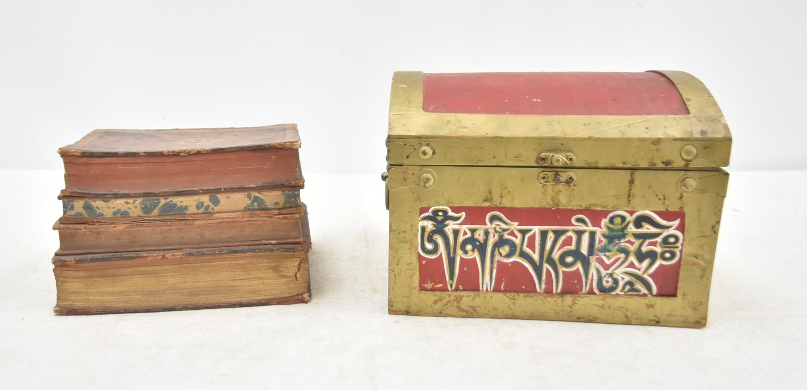 BOOK FORM TANTALUS & DOMED BOX (1 of 14)