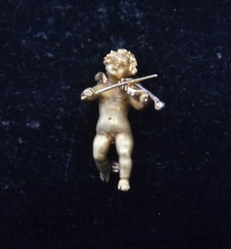 18kt GOLD PUTTI PLAYING VIOLIN PIN