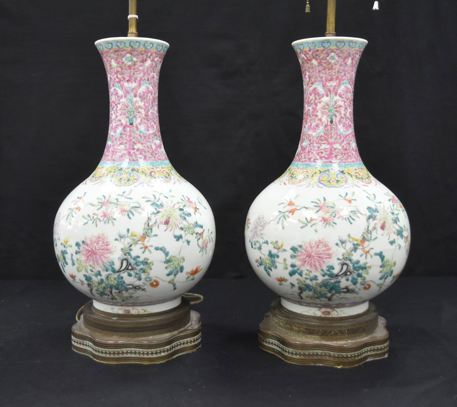 (Pr) CHINESE FAMILLE ROSE PORCELAIN VASE LAMPS (1 of 15)