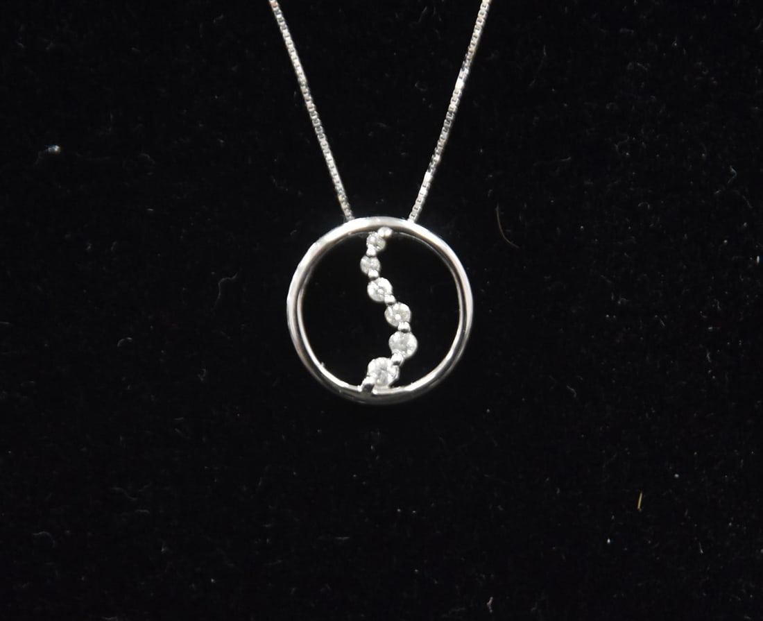 10kt GOLD & DIAMOND CIRCLE PENDANT NECKLACE (1 of 8)