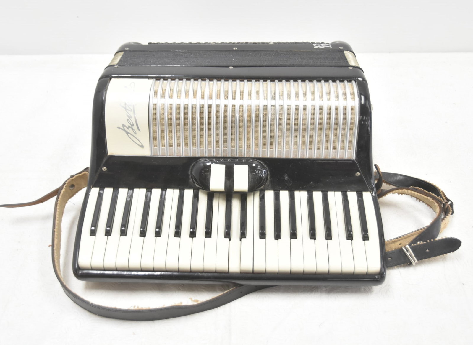 VINTAGE BERTINI ACCORDIAN (1 of 7)