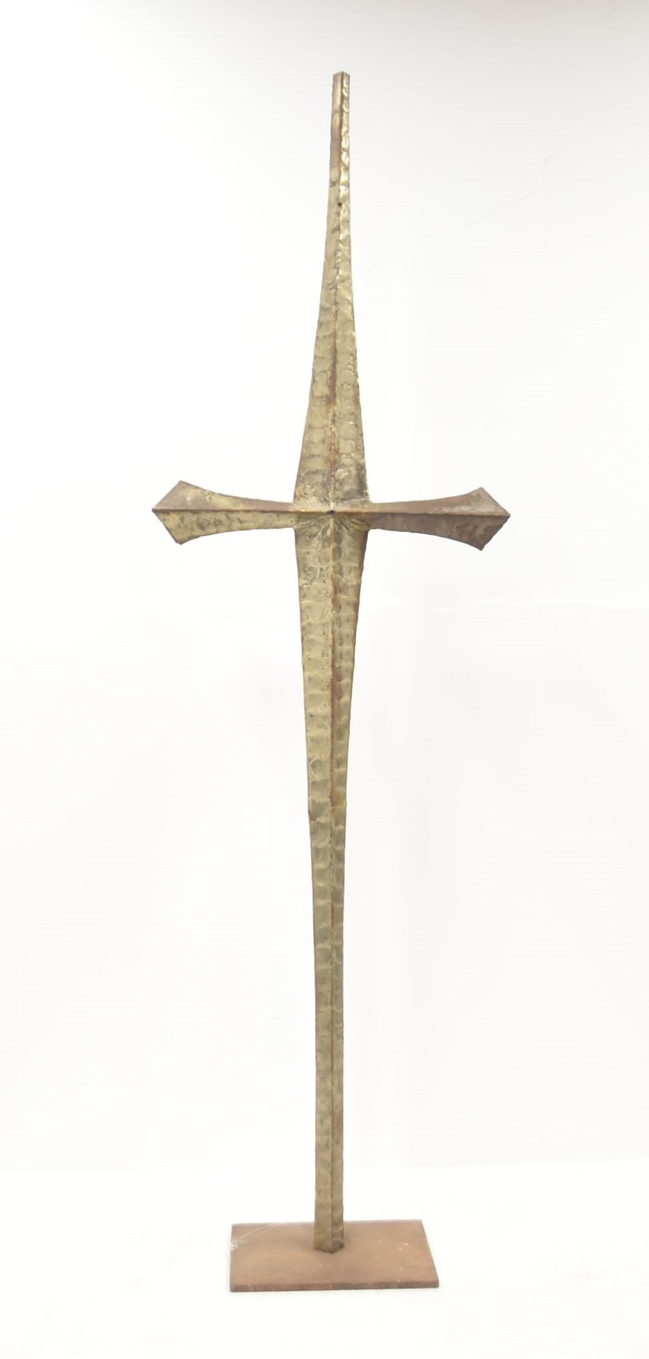 LARGE JOHN FARNHAM BRUTALIST IRON CROSS: LARGE ATTRIBUTED TO JOHN FARNHAM (b. 1942) LARGE BRUTALIST STYLE STANDING FLOOR IRON CROSS , SIGNED JD FARNHAM , 61 ' - 18" x 7 1/2" x 60 1/2"