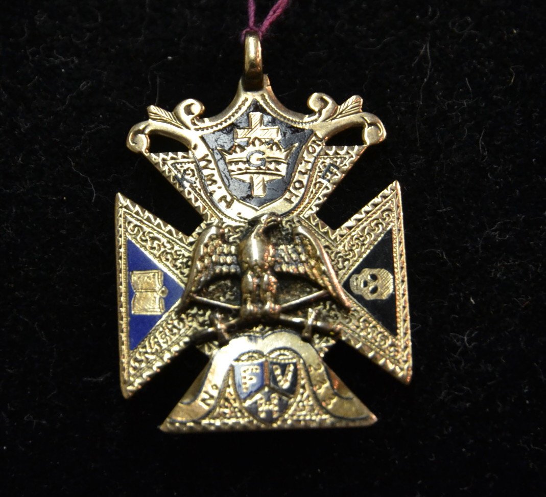 10kt & ENAMEL MASONIC PENDANT - 3.9dwt: 10kt & ENAMEL MASONIC PENDANT - 3.9dwt