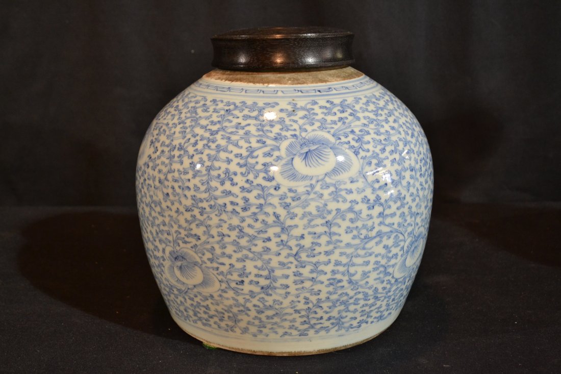 BLUE & WHITE ORIENTAL GINGER JAR WITH WOOD COVER: 10" TALL