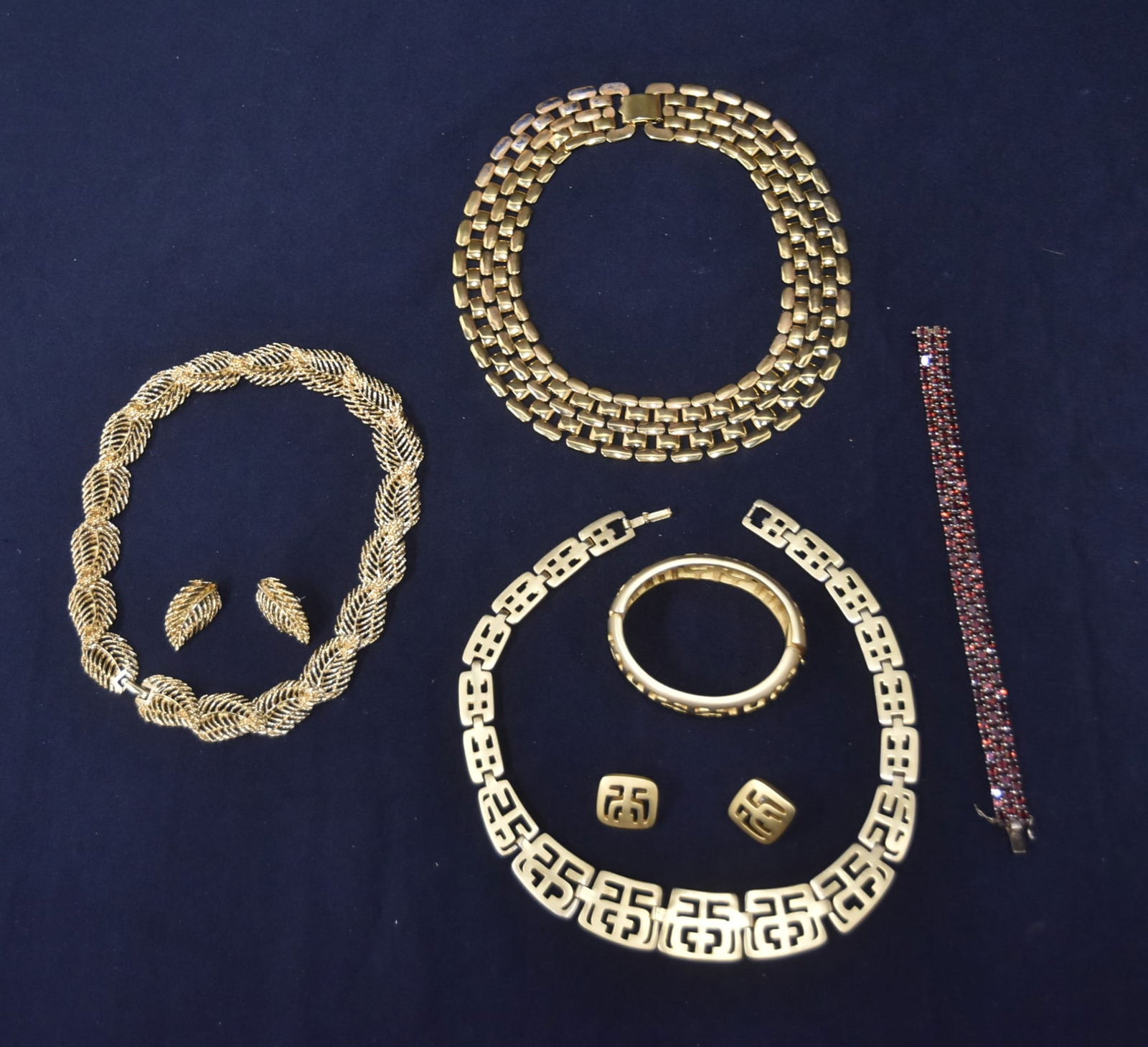 ASSORTED GOLD TONE COSTUME JEWELRY: ASSORTED GOLD TONE COSTUME JEWELRY INCLUDING TRIFARI & NAPIER