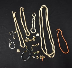 PEARLS WITH GOLD CLASPS / GOLD MOUNTED JEWELRY