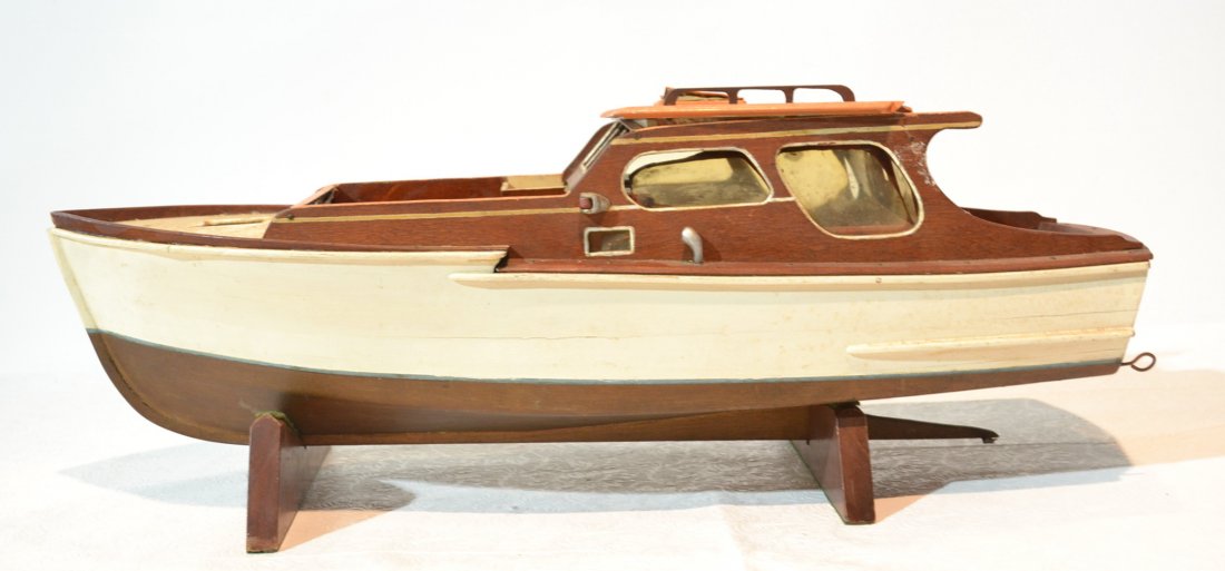 CARVED WOOD SPEED BOAT MODEL ON STAND: 26" x 8"