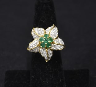 18kt GOLD DIAMOND & EMERALD FLOWER RING