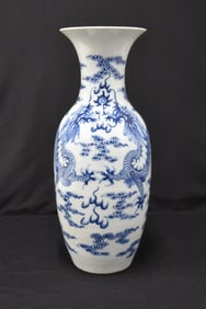 LARGE CHINESE BLUE & WHITE PORCELAIN VASE