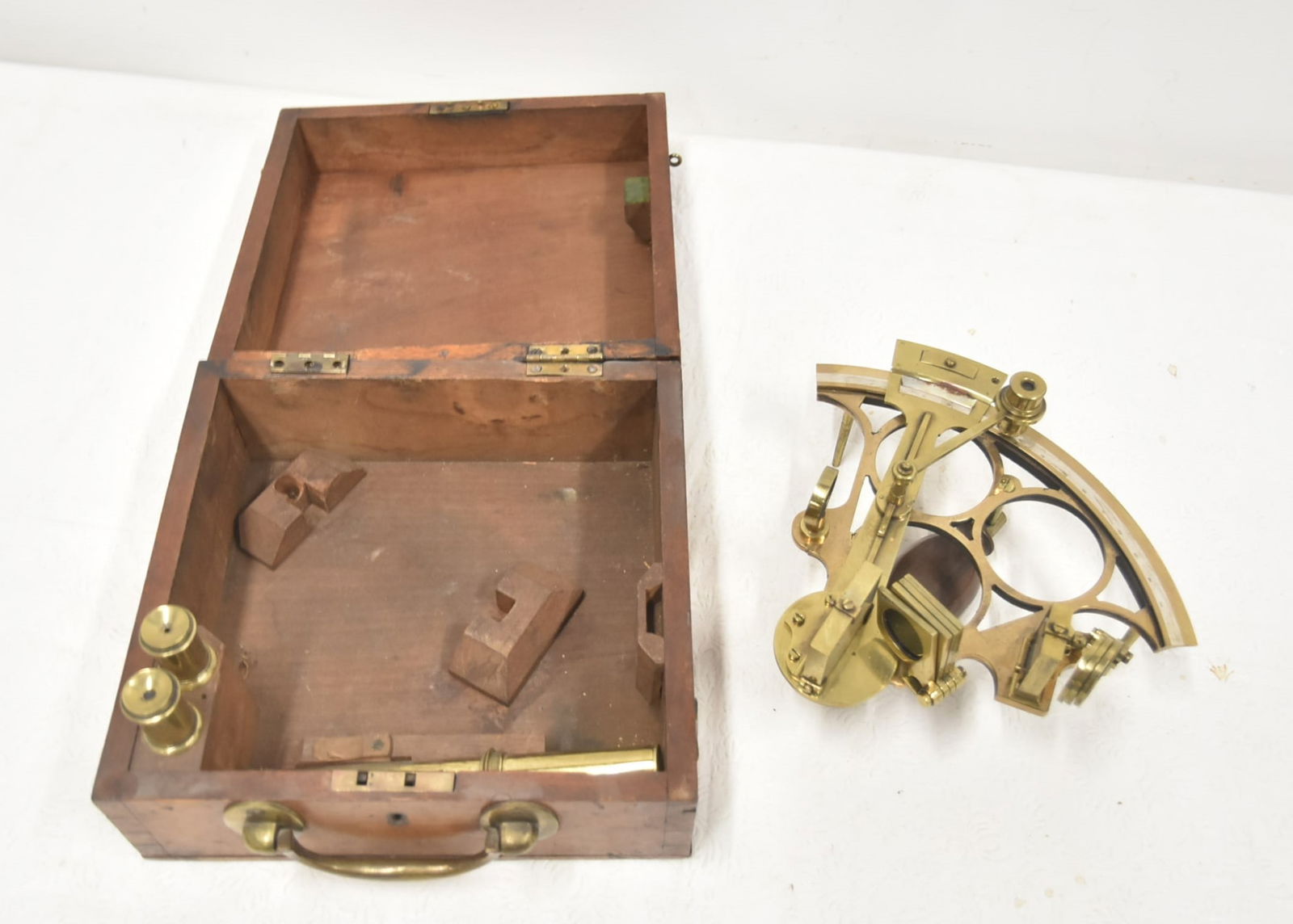 ANTIQUE SEXTANT NAUTICAL INSTRUMENT (1 of 8)