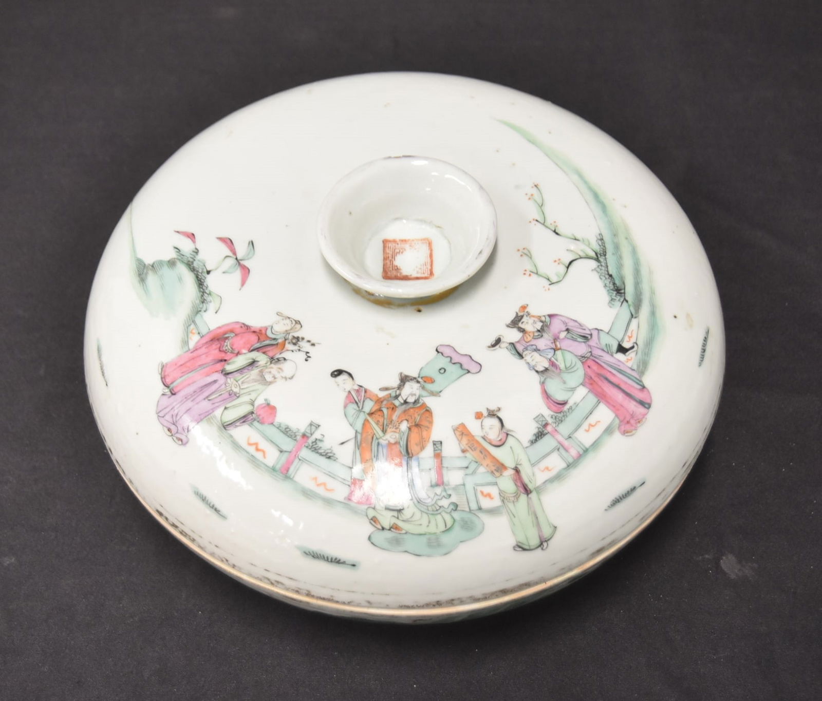 CHINESE FAMILLE ROSE PORCELAIN COVERED BOX: CHINESE FAMILLE ROSE PORCELAIN COVERED SWEETMEAT BOX WITH SECTIONAL INTERIOR SURROUNDED BY FIGURES ; WITH RED SEAL STAMP - 8 3/4" x 4"